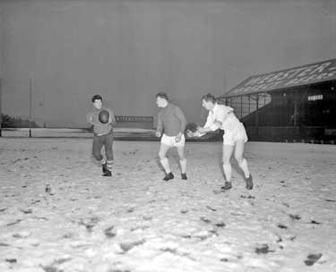Fartown Rugby training in snow 	