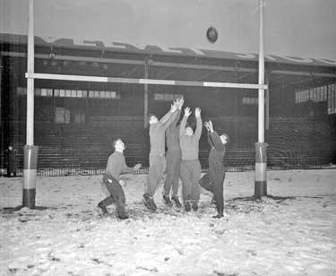 Fartown Rugby training in snow 	