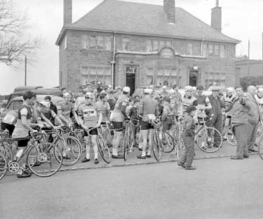 Start of Hammonds Prize two day Cycle Race at Outlane 	