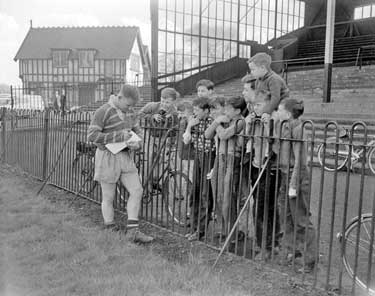 Fartown Rugby, Dyson signing autographs 	