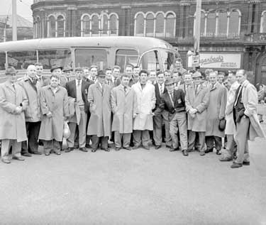 Fartown Rugby Team leave for Odsal 	