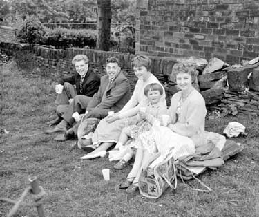 People picnicing at Mirfield Show 	
