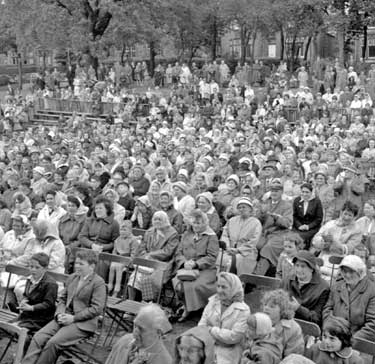 Crowds in Greenhead Park 	