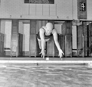 Anita Lonsborough diving at Cambridge Baths 	