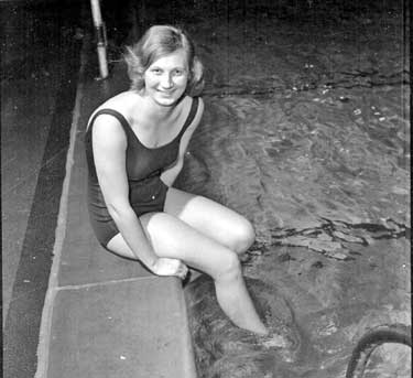 Anita Lonsborough at Cambridge Road Baths. 	
