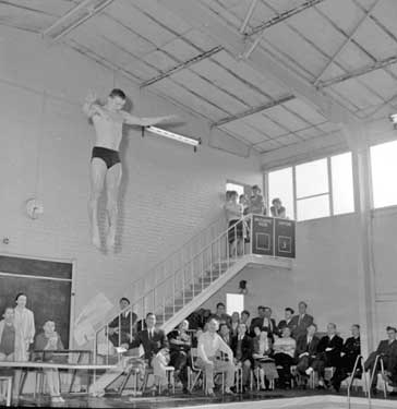 Brian Phelps diving at Salendine Nook Baths 	