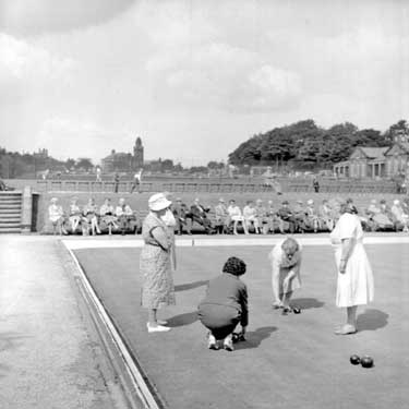 Bowling in Greenhead Park 	