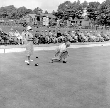Bowling in Greenhead Park 	