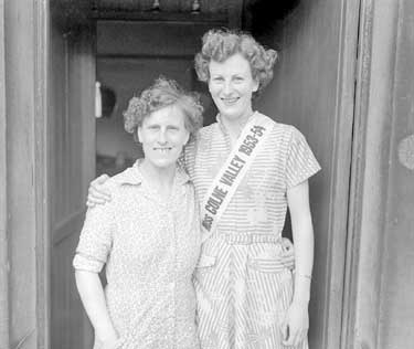 Miss Colne Valley - Dorothy Woodhead with her mother 	