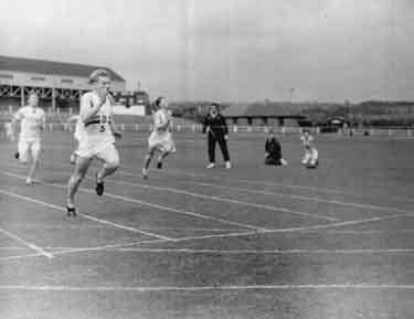 B Kinsley, record 100 yards race, Normanton 	
