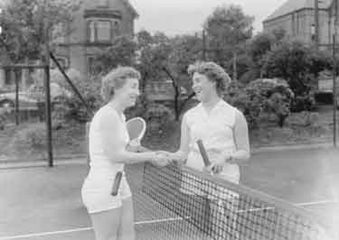 Tennis in Greenhead Park 	
