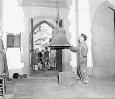 Hoisting of Cawthorne bells 	