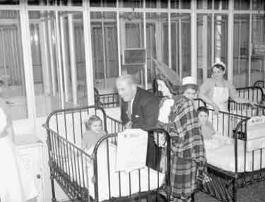 Carrol and Rosemary Lewis in Childrens' Ward, Huddersfield Royal Infirmary 	