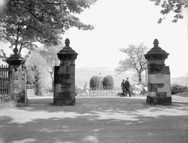 Entrance to Beaumont Park, Huddersfield 	