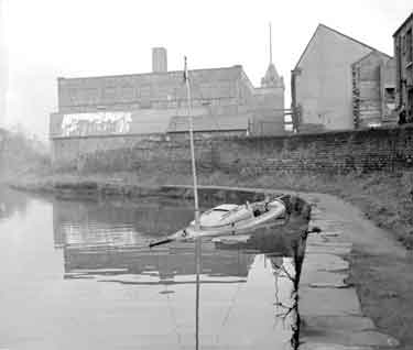 Yacht wreck in canal near Aspley 	