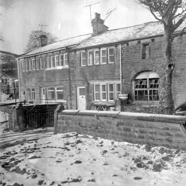 Linthwaite - story, row of houses 	