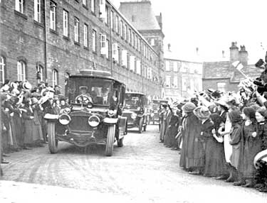 Arrival of King George V and Queen Mary at Wellington Mills, Oakes