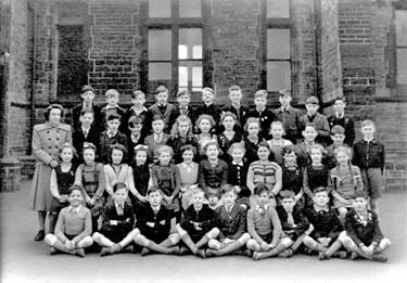 Mold Green Primary School class photograph (Gordon Kaye, 3rd row from front, 4th from left)