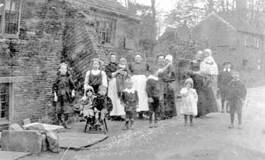 Hole Bottom (now Lane Side) Kirkheaton: 1st woman L to R with baby, Laura Aspinall, 2nd Mrs Grange; girl on L by wall is Lucy Aspinall; girl on stool Clara Aspinall, next to Crowther Aspinall; boy sta