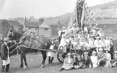 Group on horse and cart float, Marsden