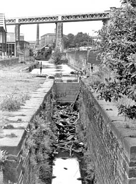Canal at Longroyd Bridge