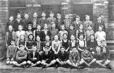St Saviour's C of E School, Church Street, Ravensthorpe: Jenny Staples (nee Broadbent) 2nd row, 4th from left