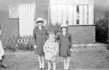 Harold Laycock with sisters in Ravensthorpe