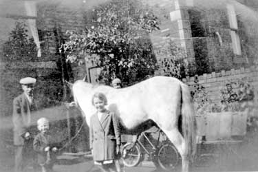 George Hirst, Milkman with his horse, Tommy, and Dorothy aged 8 and her mother Edith Ramsden