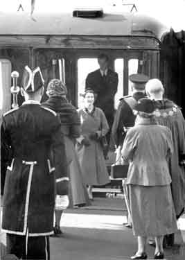 Queen stepping off the train at Dewsbuy Station