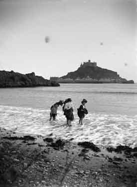 Cornish trip. St Michaels Mount children paddling
