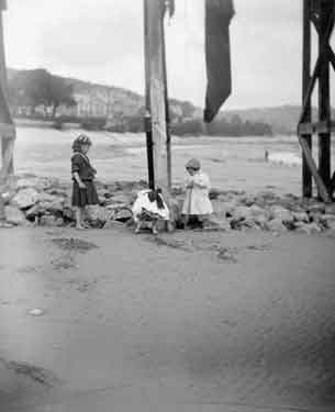 Grange, children on the beach