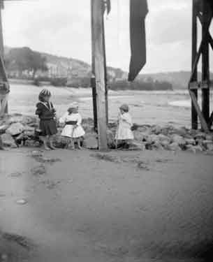 Grange, children on the beach