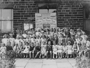 Batley Central Methodist Church - group photograph mainly made up of children.