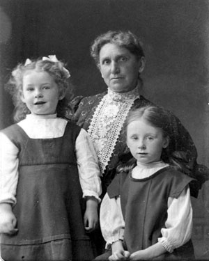 Group photograph of the Hanson Family - Mabel the elder child, Kathleen the younger child, with their Grandma.